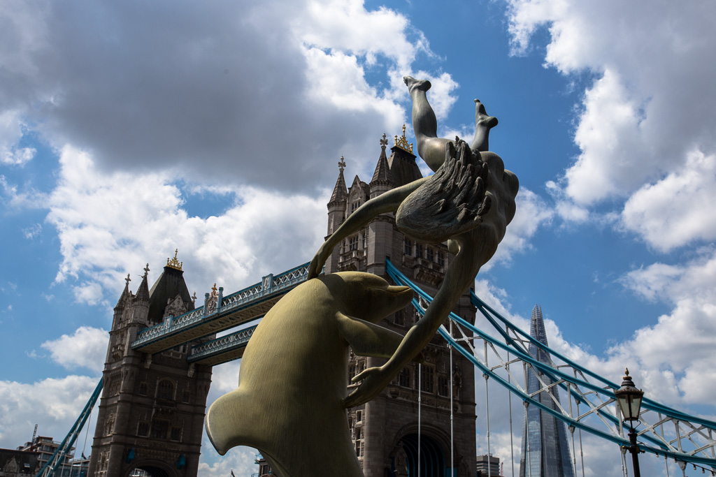Tower Bridge Statue London